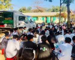 Các em học sinh đã được tiếp cận với các dịch vụ thư viện hiện đại ngay tại sân trường