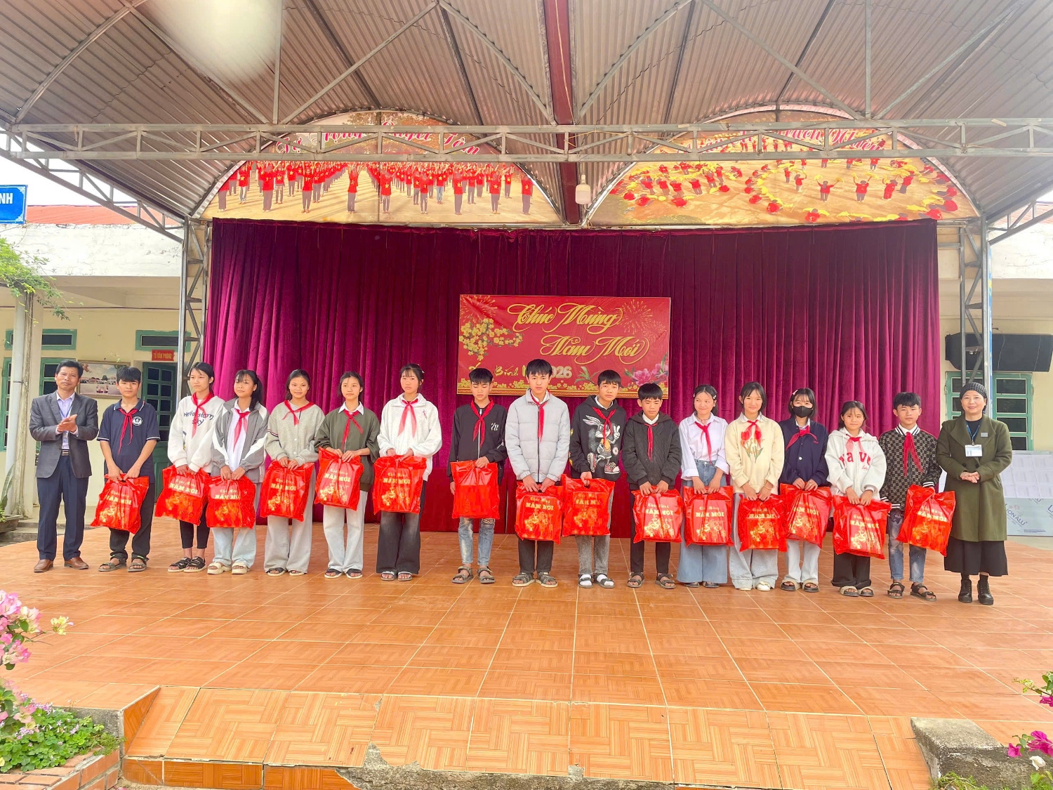 LAN TỎA YÊU THƯƠNG TRAO QUÀ TẾT CHO HỌC SINH CÓ HOÀN CẢNH KHÓ KHĂN ĐÓN TẾT NGUYÊN ĐÁN BÍNH NGỌ NĂM 2026