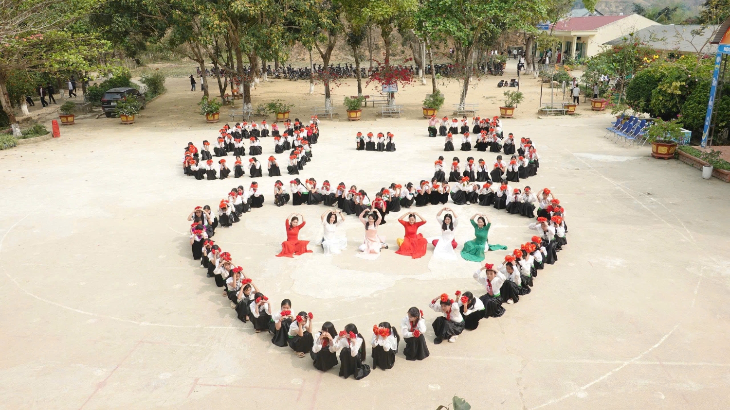 ảnh giáo viên và học sinh 2